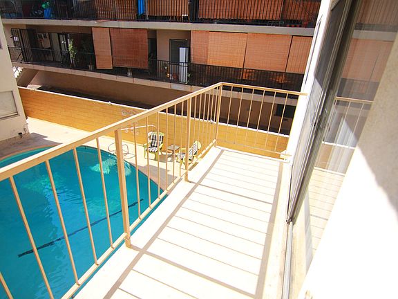 2nd image of 1114 N Clark St #13A
