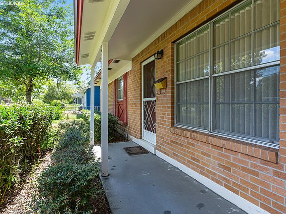 5th image of 210 Husson Ave