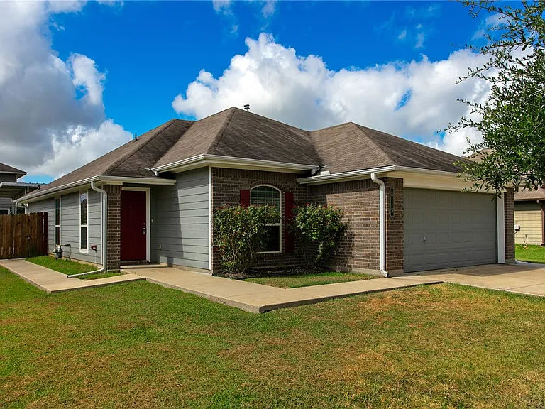815 Heritage Dr — Photo 2