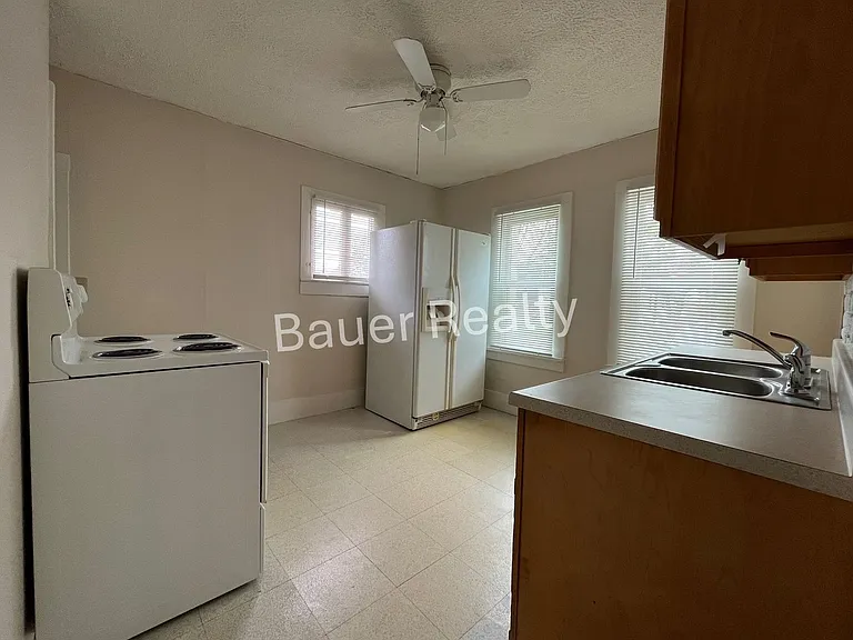 728 W 10th St — Photo 9