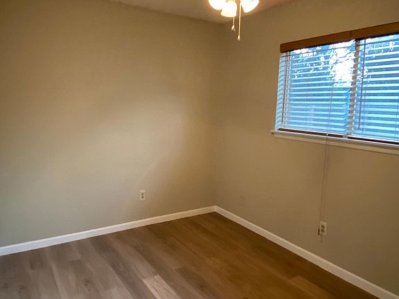 4th image of 1690 Hofheinz St