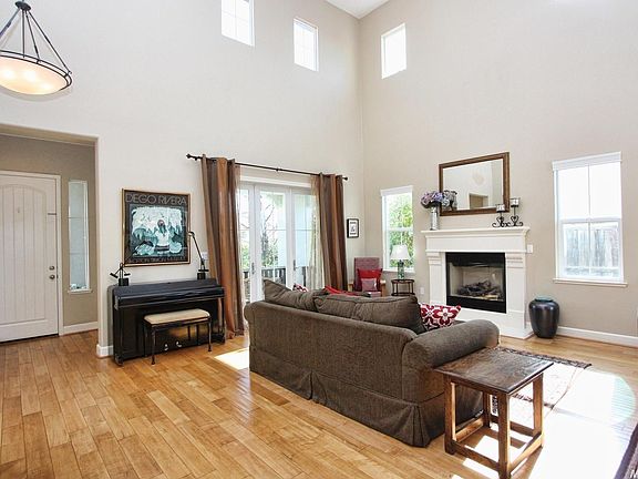3rd image of 912 Baker Hill Way