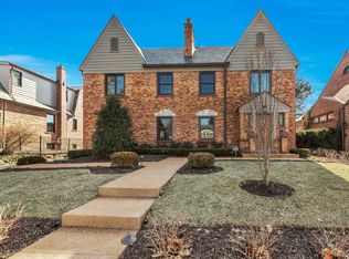 8008 Venetian Dr, Saint Louis, MO 63105