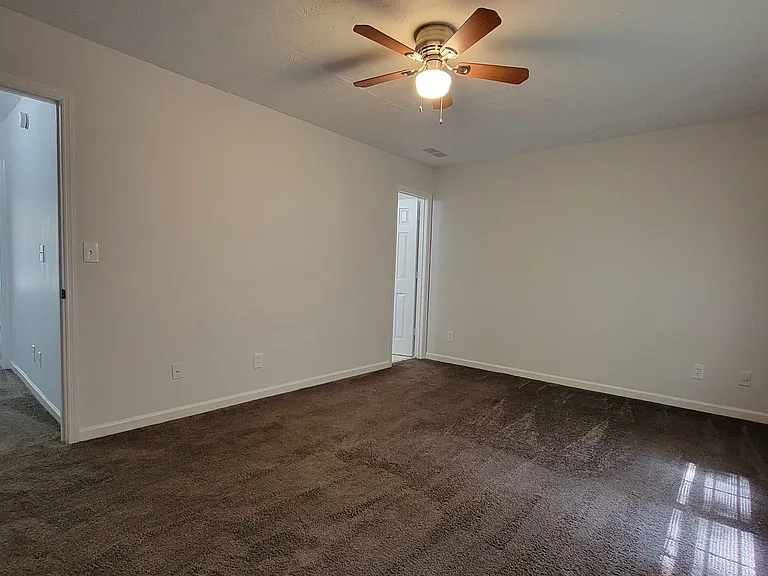 1064 Huntington Trce SE — Photo 29