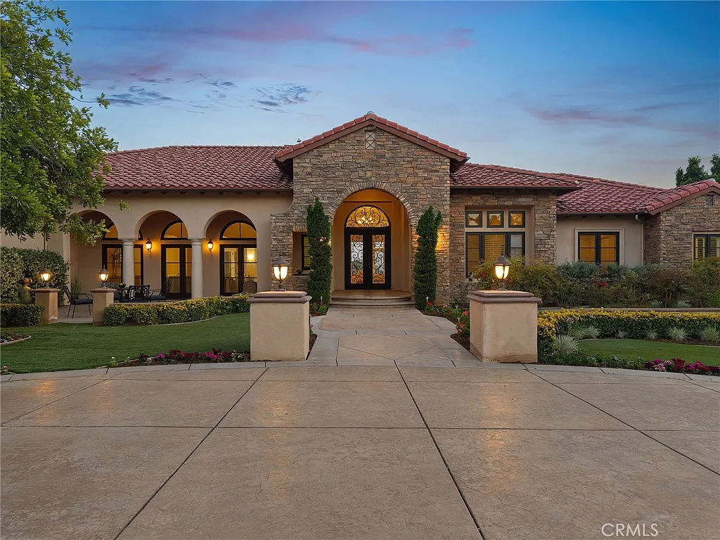 5 bed, 4.5 bath, 5862 sqft, $15,000 — Photo 2