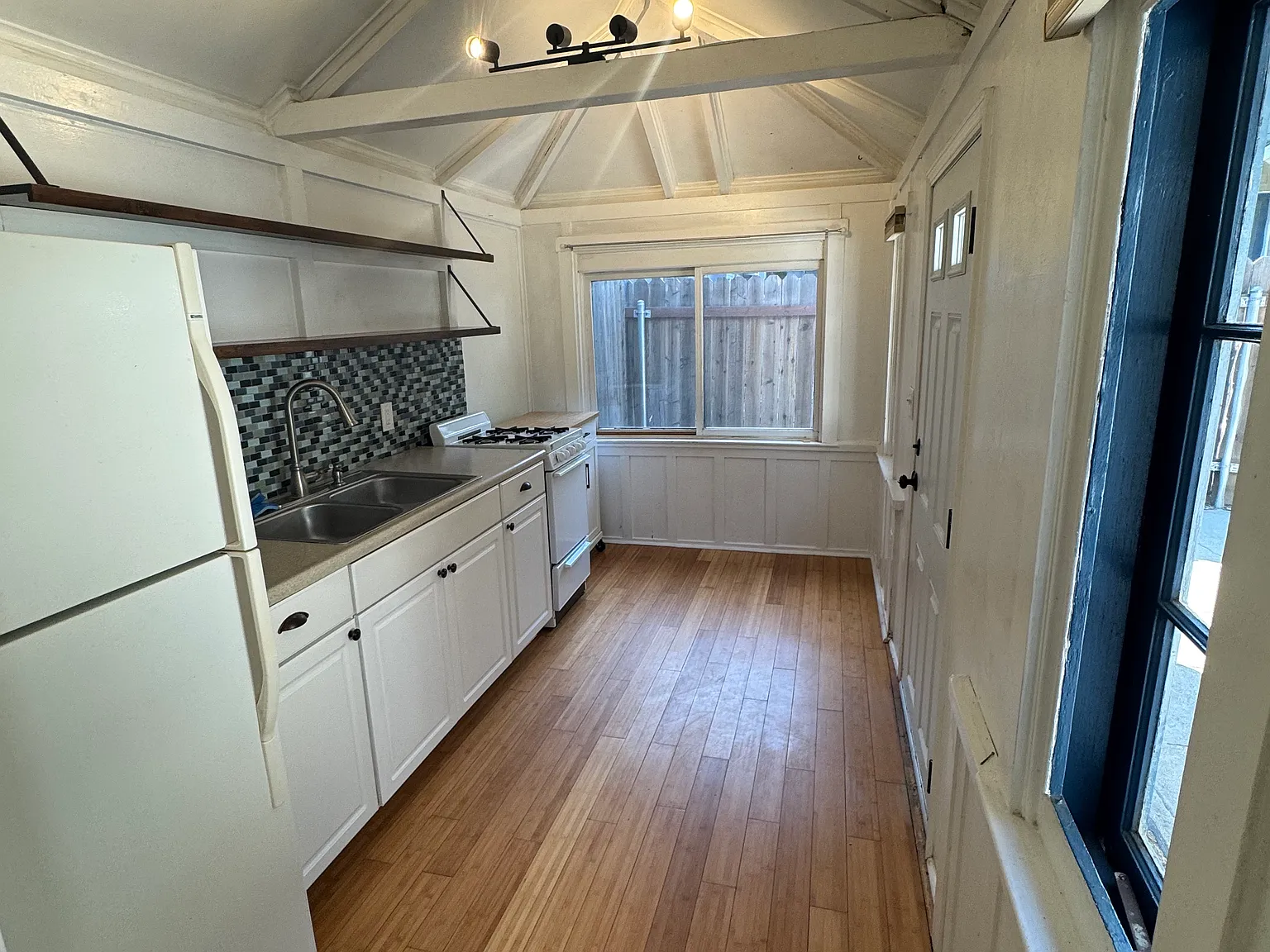 Studio, 400 sqft, $2,400 — Photo 2
