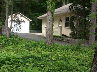 215 Mamanasco Rd, Ridgefield, CT 06877