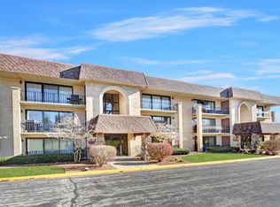 7703 Sussex Creek Dr APT 1B, Darien, IL 60561