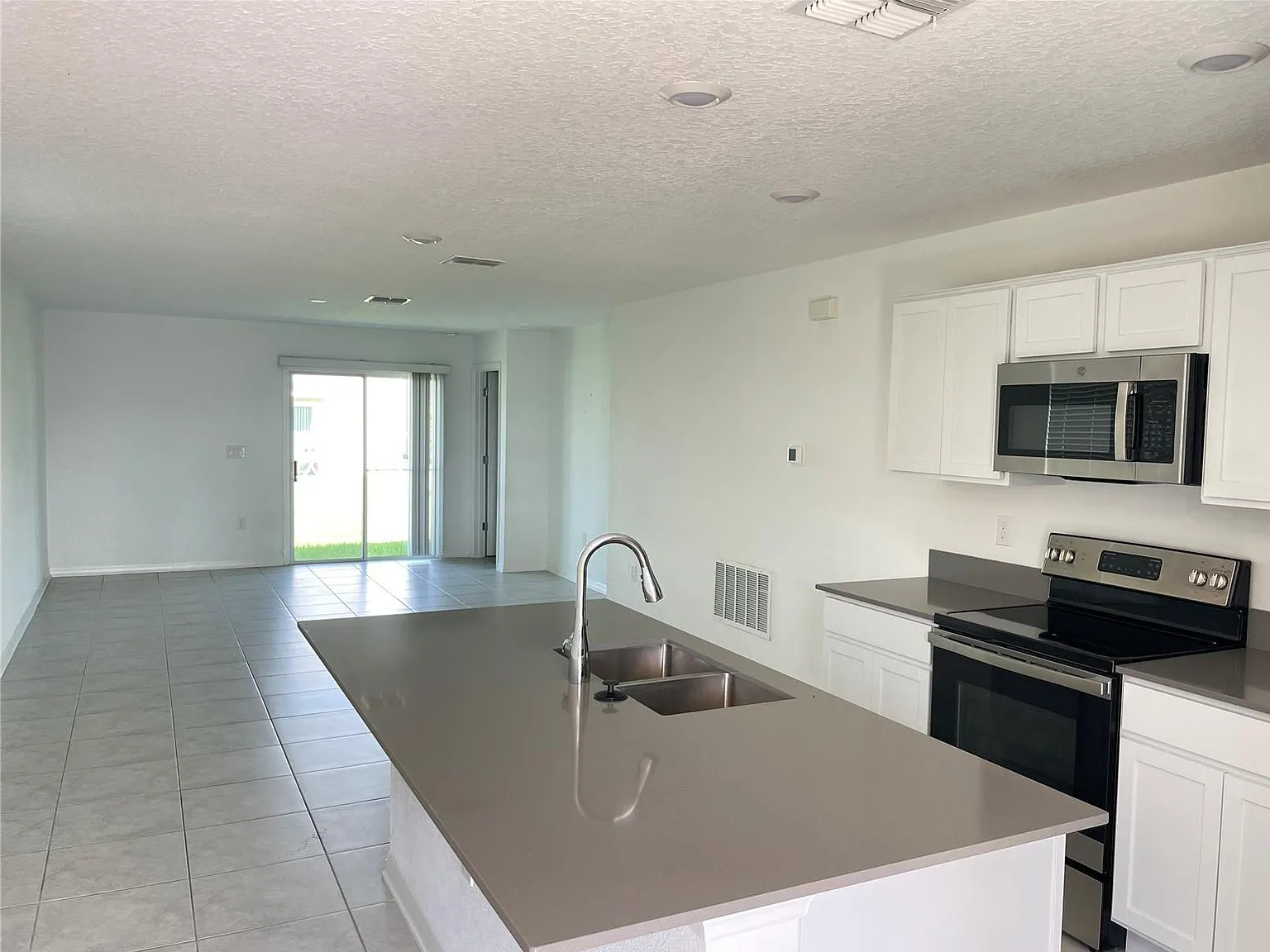 3 bed, 1263 sqft, $2,100 — Photo 3