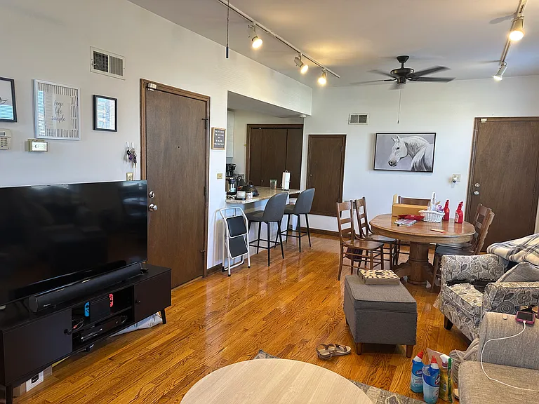 1362 W Crystal St #3F — Photo 2