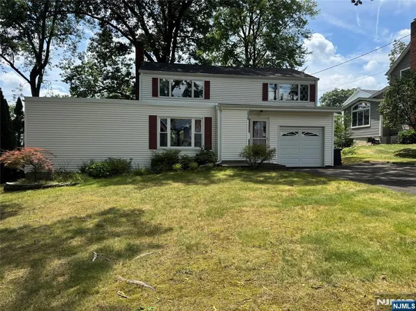 239 Greenway Ter, River Edge, NJ 07661