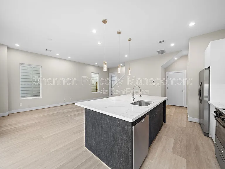 24 Bucan St #B — Photo 16