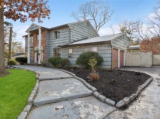28 McCulloch Dr, Dix Hills, NY 11746