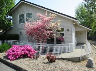 877 NE 7th St, Grants Pass, OR 97526