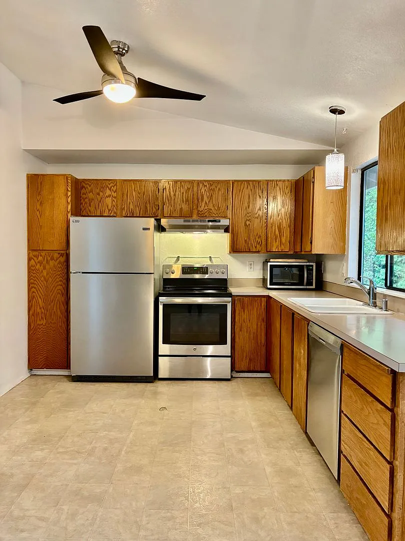 3 Bed / 2 Bath Kirkland-Finn Hill rambler $2,995/month — Photo 3