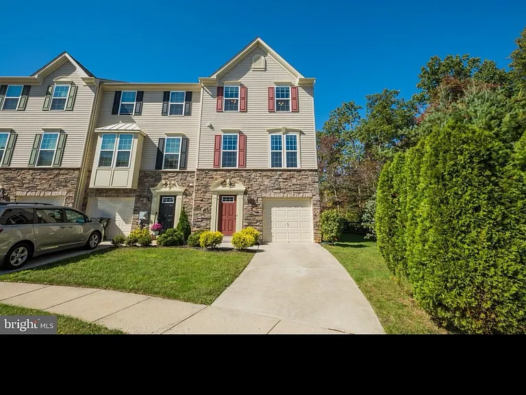 18 Tavern Ln — Photo 1