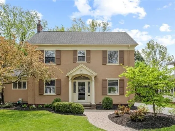 207 Oakdale Dr, Rochester, NY 14618