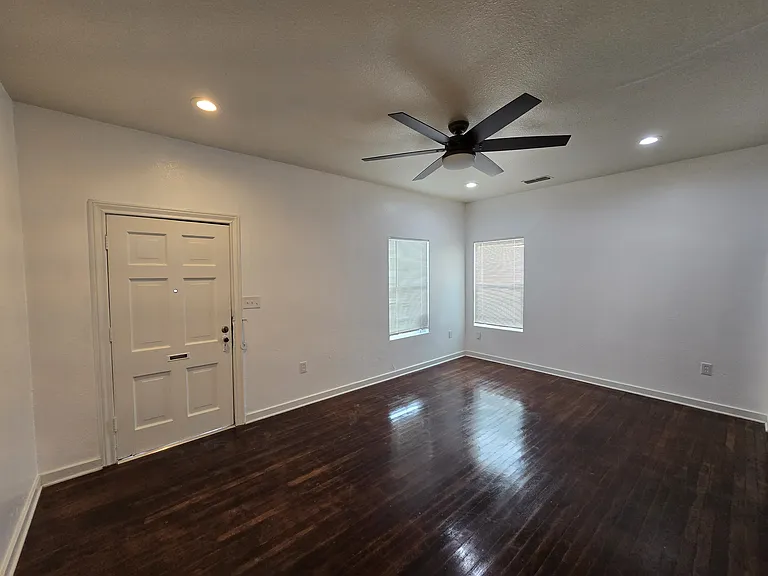 809 Elmwood Dr — Photo 8