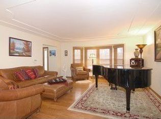 1747 Saddle Hill Rd, Libertyville, IL 60048