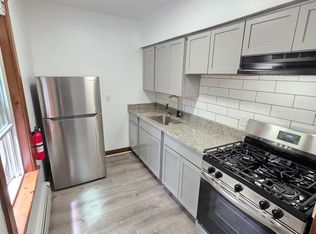 87 Manville Rd 1stflr 1b/1b Renovated Newkitchen! Newfloors Petsok!, Woonsocket, RI 02895