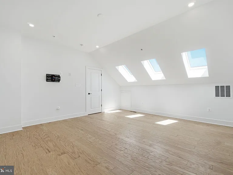 10235 Dalmatian St — Photo 18