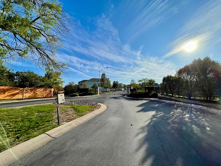 1502 Homespun Rd — Photo 3