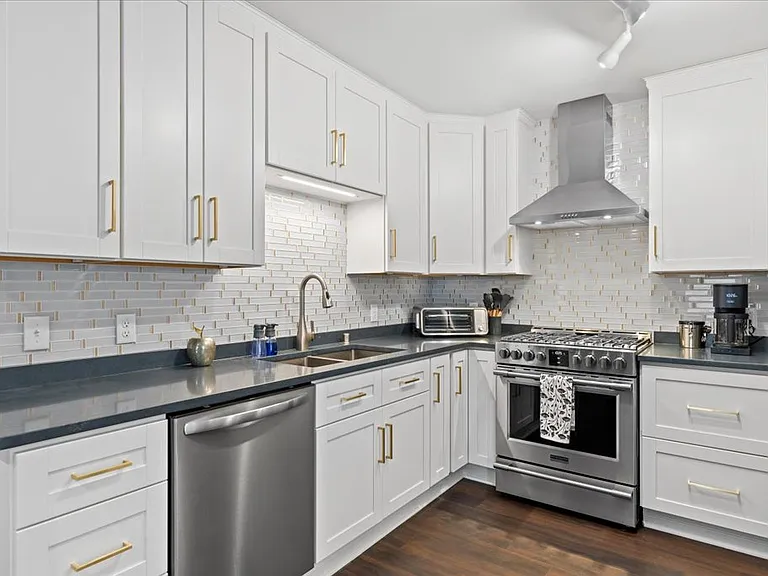 1608 N Astor St — Photo 12