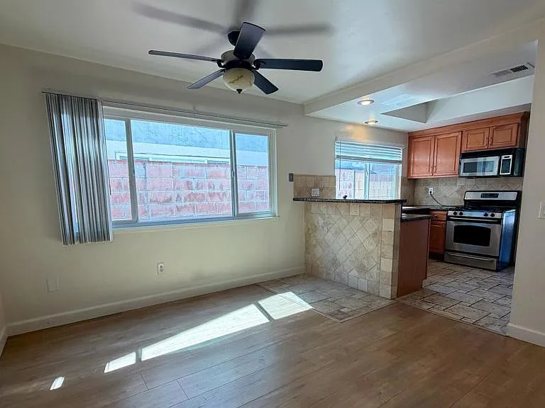11546 Wyandotte St — Photo 11