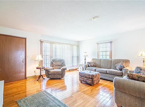3rd image of 406 W Swenson Dr