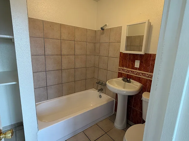 714 E 108th St #7 — Photo 14