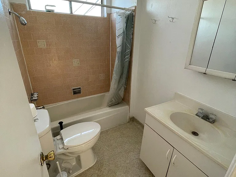 2122 Ocean Park Blvd #7 — Photo 7