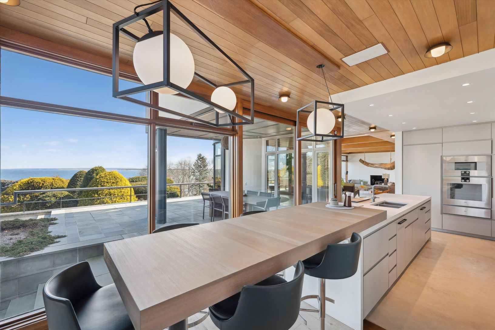  Eat-In Kitchen