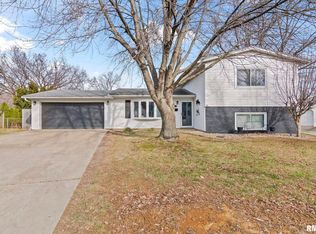 1386 Valley Dr, Springfield, IL 62702