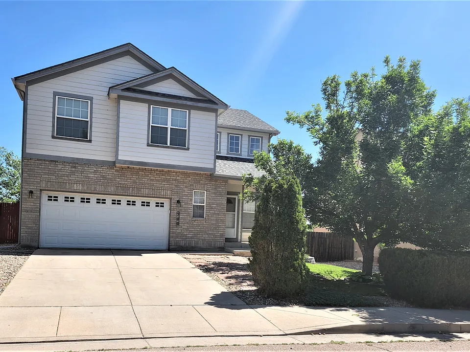796 Ridgebury Pl