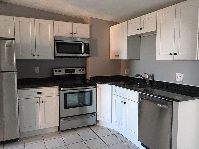 Large, Newly Renovated Eat-In Kitchen