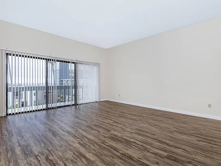 Riviera Vista Apartments — Photo 16