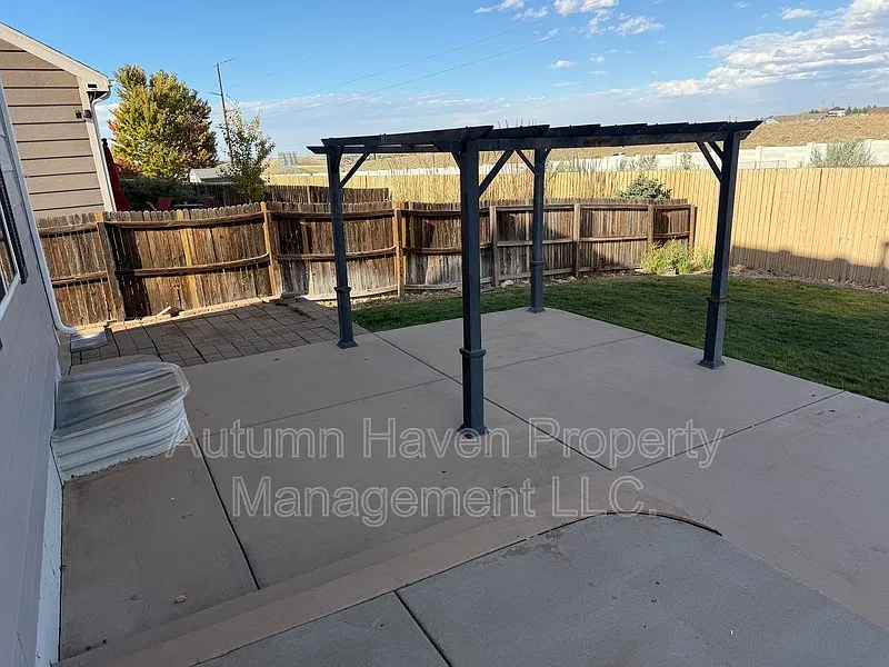3 bed, 2.5 bath, 2325 sqft, $3,400 — Photo 4