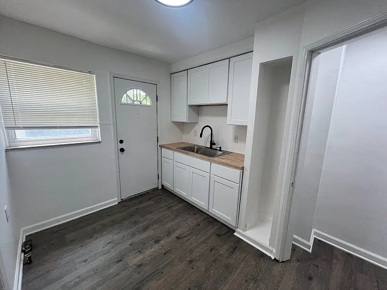 22148 Moross Rd — Photo 9