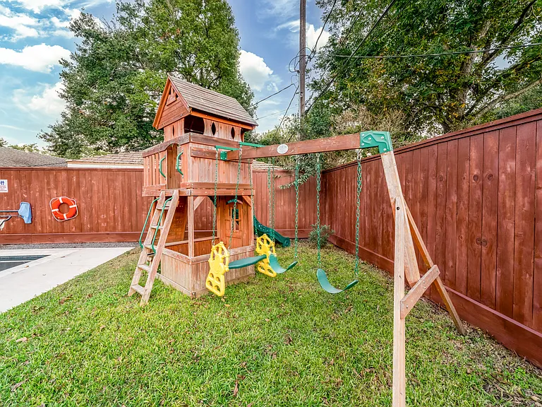 4749 Benning Dr — Photo 34