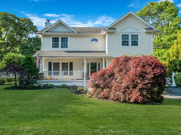 364 Twilight Ln, Smithtown, NY 11787