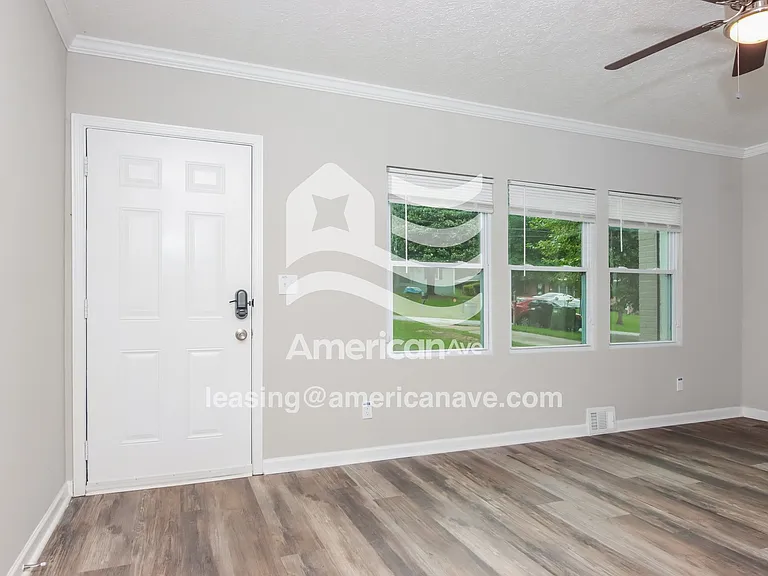 1335445_003_living_room_13912370.jpg