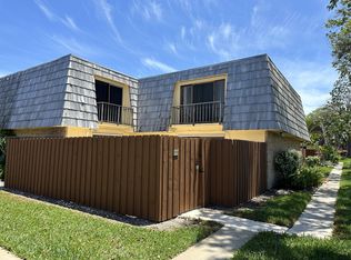 521 Springdale Cir, Palm Springs, FL 33461