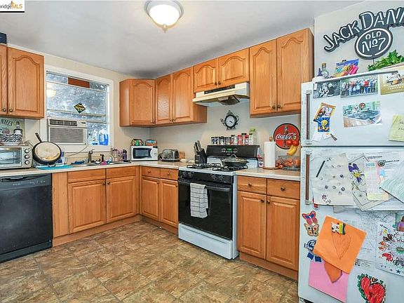 4th image of 72 Russell Dr