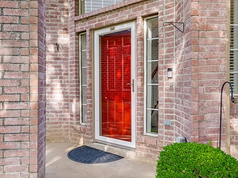 2505 Lakeshore Dr — Photo 2