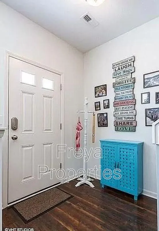 3 bed, 2.5 bath, 1636 sqft, $2,050 — Photo 2