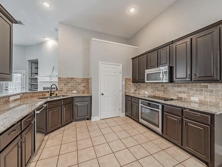 4548 Shamrock Dr — Photo 6