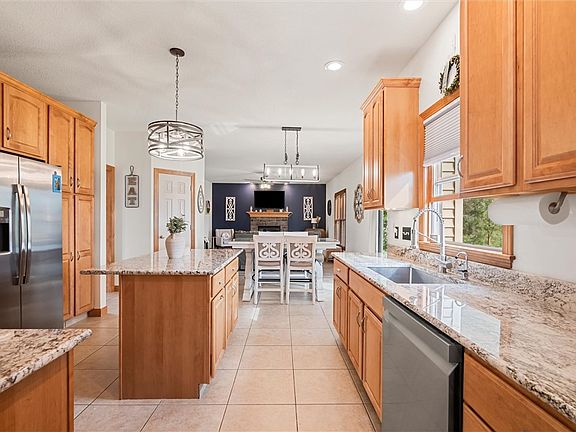 5th image of 1810 Lori Ln