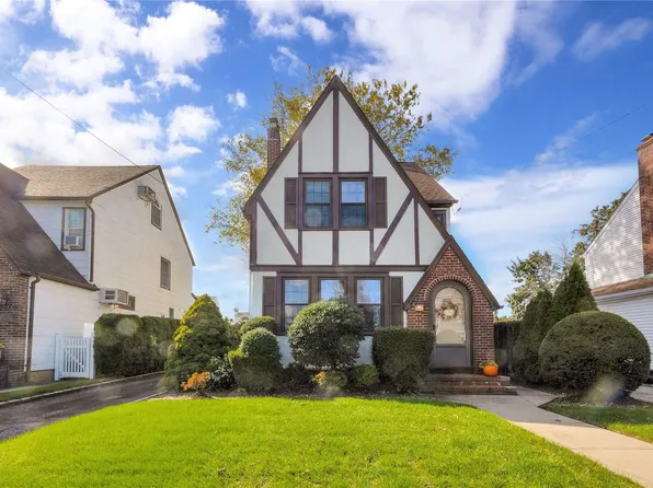 467 Foch Boulevard, Mineola, NY 11501
