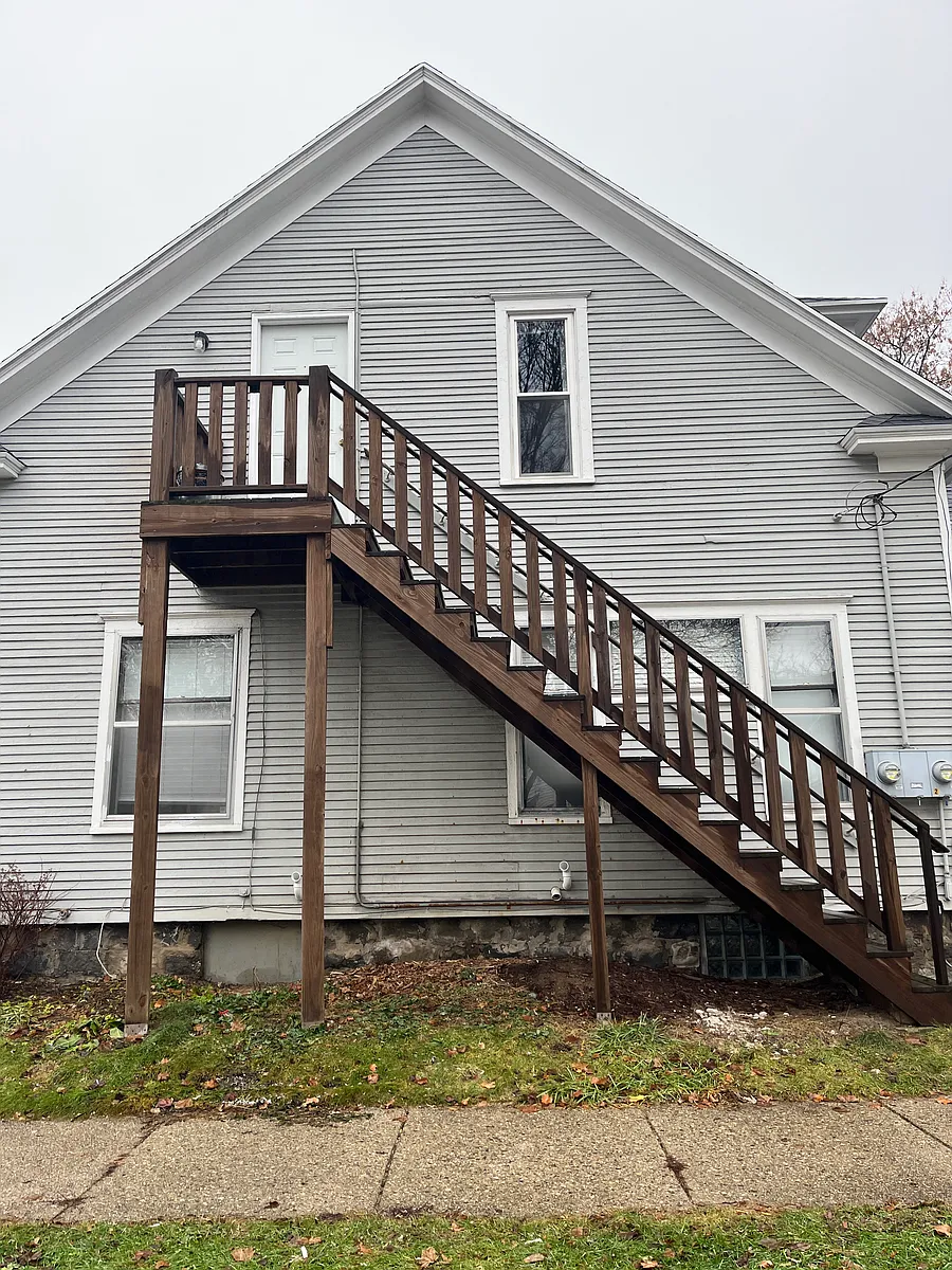 Entry to 2nd floor unit via outside stairs - 1100 Sigsbee St SE #2