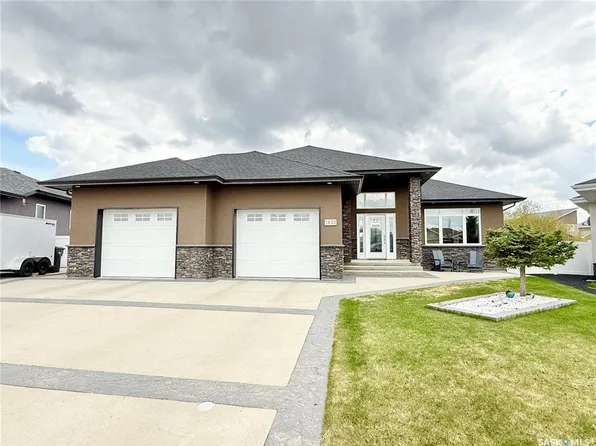 1832 Gordon Miles PLACE, Weyburn, SK S4H 0B9